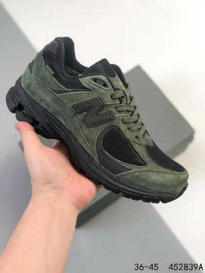 公司级带半码! 新百伦NB2002 balance 2002系列ML2002R,那个老朋友回来了,十年前的经典设计,现在再次复刻于2010年推出,10年后新版被称为2002R,该当代版本的首回亮相将以灰色与黑色两个配色呈现,其设计秉承经典 New Balance 跑鞋轮廓,其鞋面由磨砂皮和网状面板制成,透气性好,应季性强,自带纹理更具运动时尚风.同时搭载 ABZORB 技术和 N-ergy 缓冲技术,Vibram橡胶黄金大底,耐磨性强,稳定性高,抓地更牢,不易打滑. ID:452839A